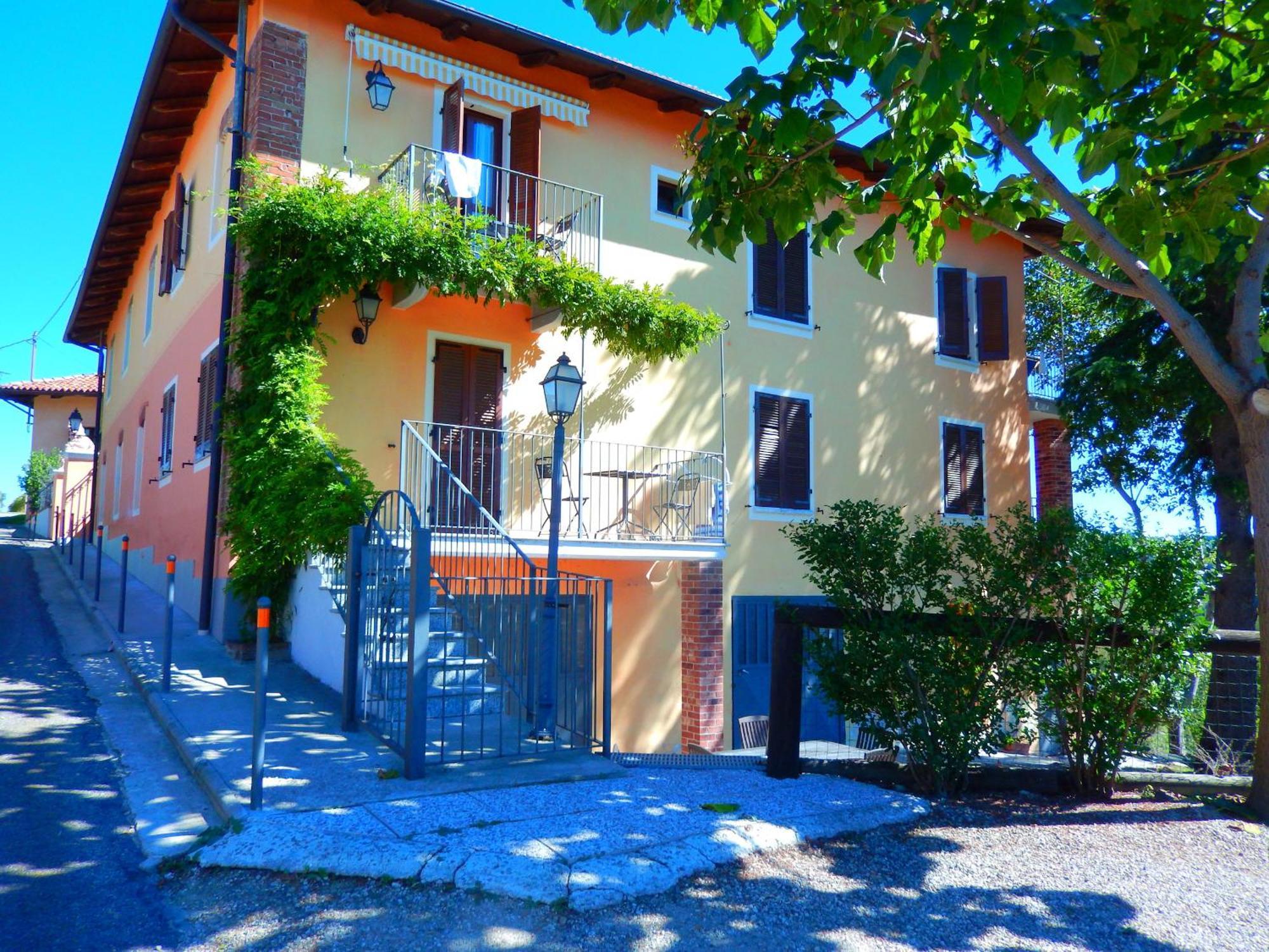 Agriturismo Cantine Bevione - Family Apartments Farigliano Exterior photo